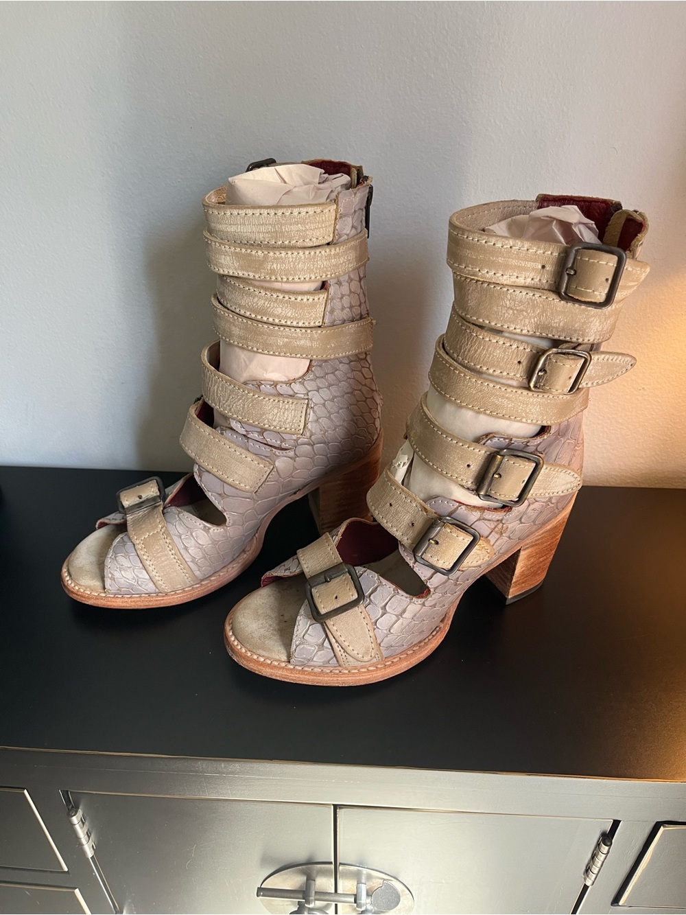 Freebird Bond taupe croco size 7. Strappy Buckle High-Heel Sandals